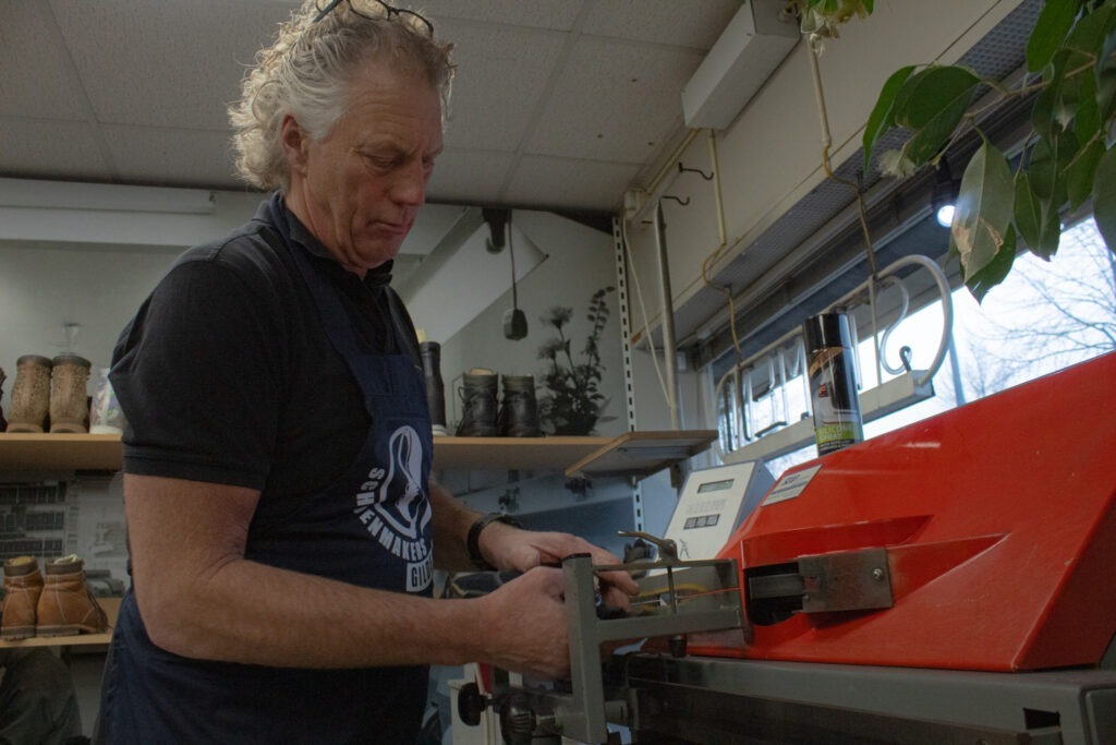 Schaatsen slijpen in de allrounder. De meest geavanceerde schaatsenslijpmachine